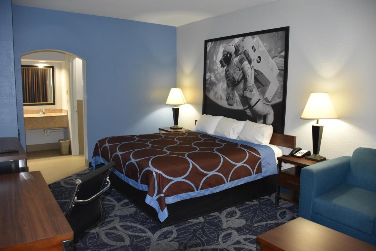 Super 8 By Wyndham Hobby Airport South Houston